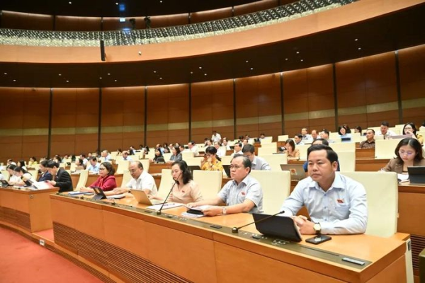 Quốc hội thảo luận về nhiều luật tố tụng, quyết việc cán bộ đi làm xa được mua nhà xã hội