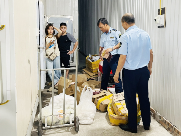 Tạm giữ hơn 400 kg thực phẩm đông lạnh không rõ nguồn gốc xuất xứ, không đảm bảo vệ sinh an toàn thực phẩm