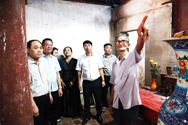 Phó Chủ tịch UBND tỉnh Nguyễn Khắc Hiếu kiểm tra một số di tích xuống cấp