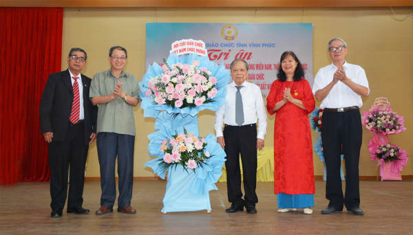 Tri ân các cựu giáo chức có nhiều đóng góp cho sự nghiệp giải phóng miền Nam, thống nhất đất nước và xây dựng, phát triển Hội Cựu giáo chức