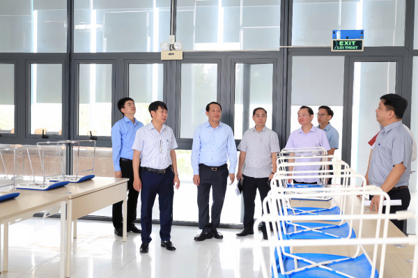 Phó Chủ tịch UBND tỉnh Nguyễn Khắc Hiếu kiểm tra thực tế hiện trạng một số trường học