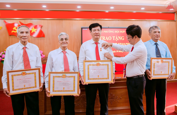 Toàn tỉnh có 1.248 đảng viên được trao tặng, truy tặng Huy hiệu Đảng dịp 19/5