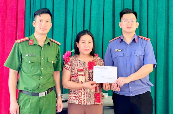 Công an thị trấn Vĩnh Tường hỗ trợ tìm chủ tài khoản chuyển nhầm tiền