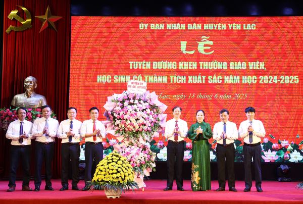 Tuyên dương, khen thưởng giáo viên, học sinh có thành tích xuất sắc năm học 2024 - 2025