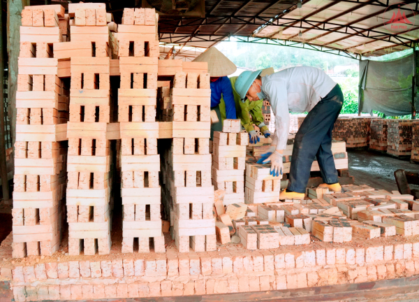 Gạch nung giá cao, nhiều công trình chật vật thi công