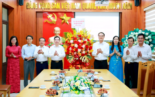 Phó Bí thư Thường trực Tỉnh ủy Bùi Huy Vĩnh chúc mừng Hội Nhà báo tỉnh nhân kỷ niệm 100 năm Ngày Báo chí Cách mạng Việt Nam