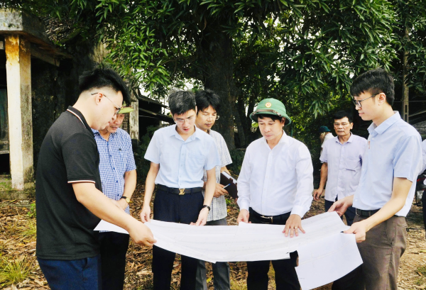 Phó Chủ tịch UBND tỉnh Nguyễn Khắc Hiếu kiểm tra tiến độ dự án giao thông