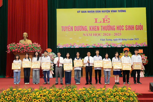 Huyện Vĩnh Tường tuyên dương, khen thưởng học sinh giỏi