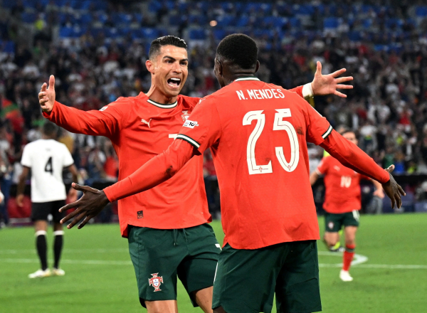 Ronaldo ghi bàn thắng lịch sử đưa Bồ Đào Nha vào chung kết UEFA Nations League