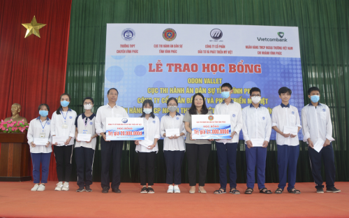 Trao học bổng tặng học sinh Trường THPT Chuyên Vĩnh Phúc có thành tích trong học tập, rèn luyện