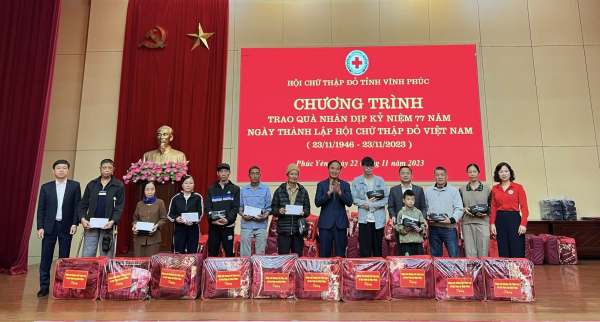 Trao quà nhân kỷ niệm 77 năm Ngày thành lập Hội Chữ thập đỏ Việt Nam