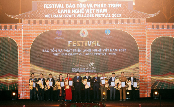 Tác phẩm "Bộ lọ dưới ánh trăng" đoạt giải B tại Hội thi sản phẩm thủ công mỹ nghệ Việt Nam