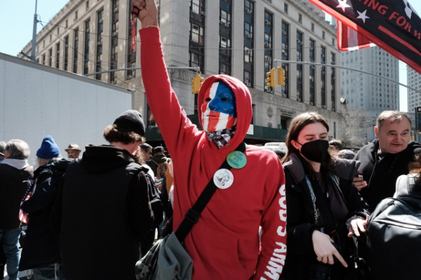 Người biểu tình đổ về New York sau tin ông Trump nói có thể bị bắt