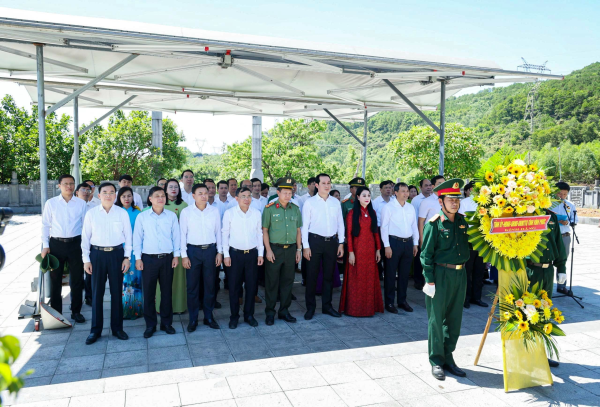 Đoàn đại biểu lãnh đạo tỉnh viếng mộ Đại tướng Võ Nguyên Giáp và dâng hương tưởng niệm Tổng Bí thư Hà Huy Tập