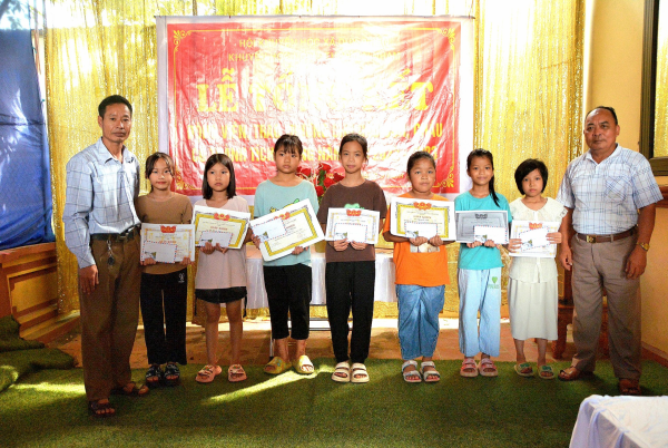 Dòng họ Vũ thôn Mai Nham trao thưởng học sinh giỏi
