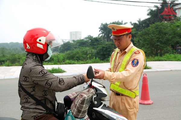 Xử lý nghiêm hành vi chống người thi hành công vụ