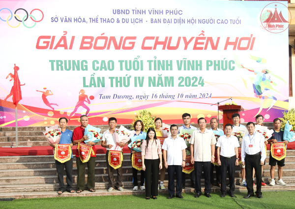 Sôi nổi Giải bóng chuyền hơi người trung, cao tuổi tỉnh lần thứ IV