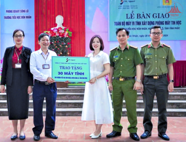 Tặng máy tính cho các trường học trên địa bàn huyện Sông Lô