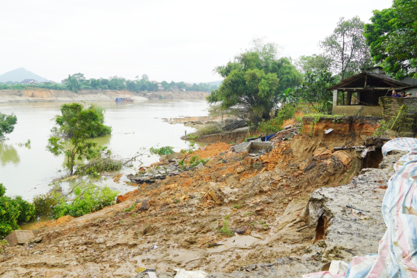 Đảm bảo an toàn tính mạng, tài sản nhân dân, an toàn tuyến đê tả Lô khu vực sạt trượt xã Bạch Lưu