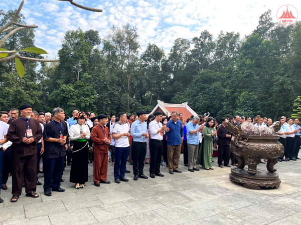 Đoàn đại biểu dự Đại hội đại biểu các dân tộc thiểu số tỉnh  tham quan Khu di tích K9 Đá Chông