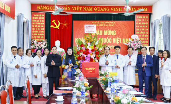 Bí thư Tỉnh ủy Hoàng Thị Thúy Lan thăm, chúc mừng Bệnh viện Tâm thần tỉnh nhân dịp kỷ niệm 69 năm Ngày Thầy thuốc Việt Nam