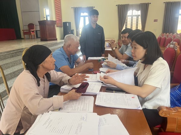 Gần 6.000 đối tượng chính sách huyện Bình Xuyên mở tài khoản nhận chế độ trợ cấp hằng tháng qua ngân hàng
