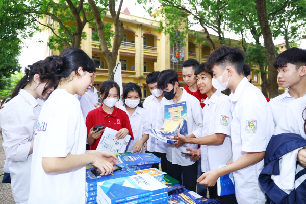 Hơn 1.400 học sinh Yên Lạc được “Tiếp lửa mùa thi” năm 2024