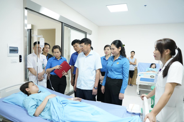 Lãnh đạo Tổng Liên đoàn Lao động Việt Nam đến thăm nữ công nhân mang thai nghi bị ngộ độc thực phẩm