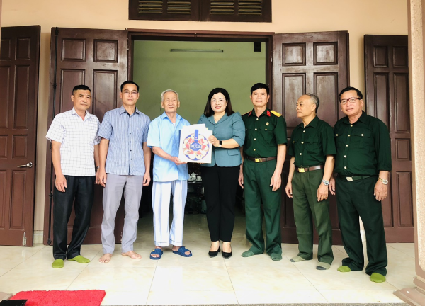 Ủy ban MTTQ huyện Tam Dương thăm, tặng 64 suất quà các CCB, cựu TNXP tham gia Chiến dịch Điện Biên Phủ