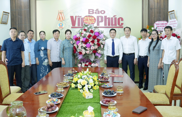 Phó Chủ tịch phụ trách UBND tỉnh Vũ Việt Văn chúc mừng các cơ quan báo chí của tỉnh