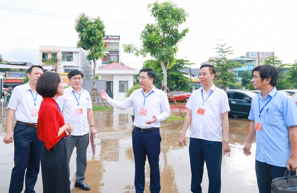 Phó Chủ tịch phụ trách UBND tỉnh Vũ Việt Văn kiểm tra công tác tổ chức thi tốt nghiệp THPT tại điểm thi THPT Trần Hưng Đạo