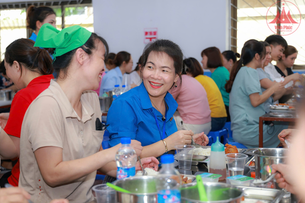 "Bữa cơm Công đoàn" ấm lòng người lao động