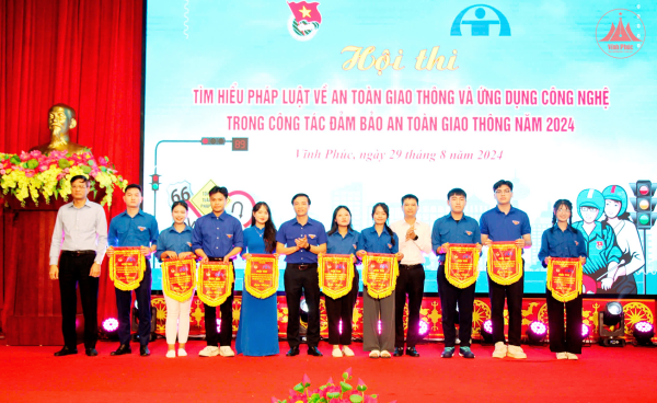 Sôi nổi hội thi "Tìm hiểu pháp luật về an toàn giao thông và ứng dụng công nghệ trong công tác đảm bảo an toàn giao thông"