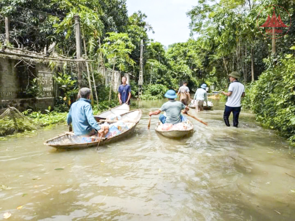 Xã Phương Khoan đảm bảo nhu yếu phẩm cho người dân bị ngập lụt