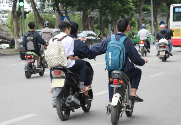 Không giao xe mô tô, xe gắn máy cho học sinh khi chưa đủ tuổi, chưa có giấy phép lái xe