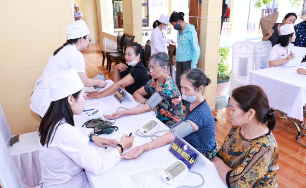 200 người dân được tư vấn, khám bệnh tại "Ngày hội y tế cơ sở phòng, chống bệnh không lây nhiễm"