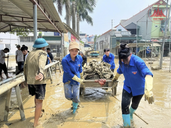 Thanh niên xung kích hỗ trợ người dân sau bão lũ