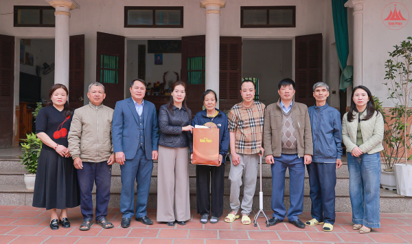 Báo Vĩnh Phúc trao quà tặng các gia đình có hoàn cảnh khó khăn  nhân dịp Tết Nguyên đán Ất Tỵ 2025