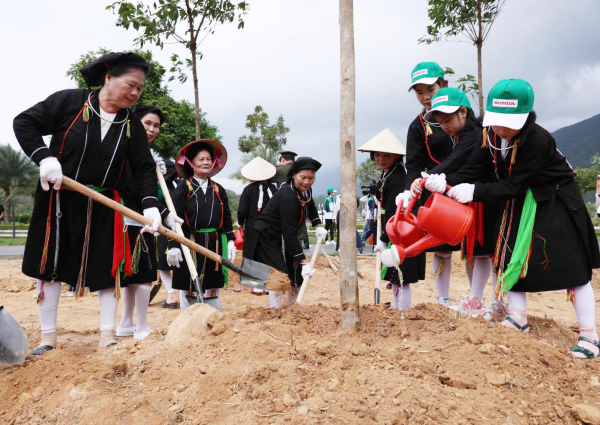 Mùa xuân trồng cây nhớ Bác