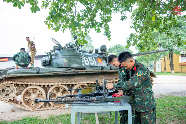 Thi đua huấn luyện giỏi