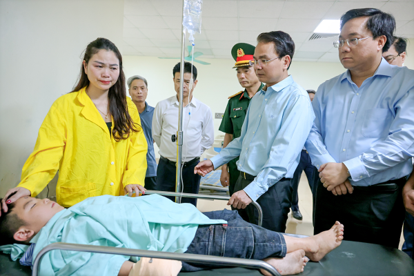 Bí thư Tỉnh ủy Đặng Xuân Phong và Chủ tịch UBND tỉnh Trần Duy Đông trực tiếp chỉ đạo khắc phục hậu quả vụ tai nạn xe khách tại thị trấn Tam Đảo