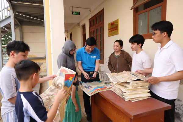 Hàng trăm bạn đọc Vĩnh Phúc được tặng phụ san kỷ niệm 50 năm Ngày Giải phóng miền Nam của Báo Nhân dân