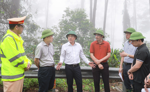 Phó Chủ tịch Thường trực UBND tỉnh Vũ Việt Văn kiểm tra công tác bảo đảm trật tự, an toàn giao thông tuyến Quốc lộ 2B và thị trấn Tam Đảo