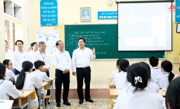 Chủ tịch UBND tỉnh Trần Duy Đông kiểm tra thực tế hiện trạng một số trường học