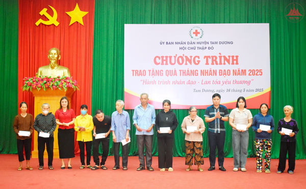 Trao quà tặng các đối tượng có hoàn cảnh khó khăn