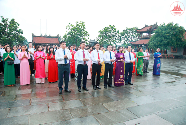 Sở GDĐT Vĩnh Phúc dâng hương các bậc tiên thánh, tiên hiền và danh nhân khoa bảng
