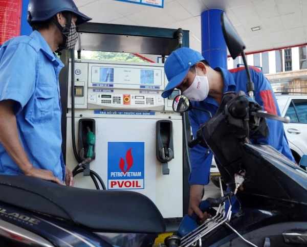 Giá xăng giảm, giá dầu tăng từ 15 giờ hôm nay