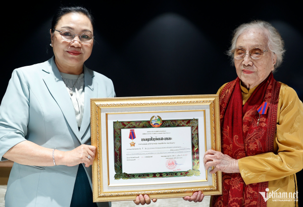 Nguyên Phó Chủ tịch nước Nguyễn Thị Bình nhận huân chương cao quý của Lào