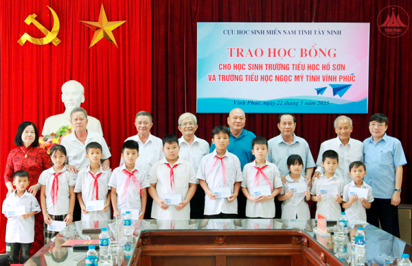 Trao học bổng tặng học sinh có hoàn cảnh khó khăn