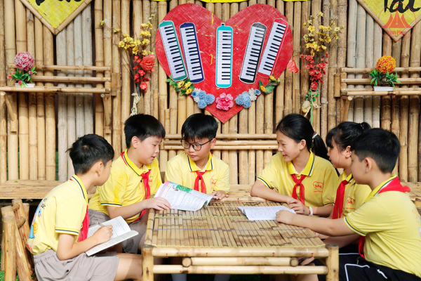 Thế hệ măng non Hồ Chí Minh